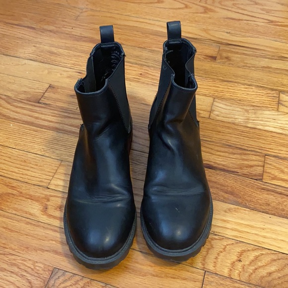 Urban Outfitters Black Chelsea Boots - Picture 3 of 5
